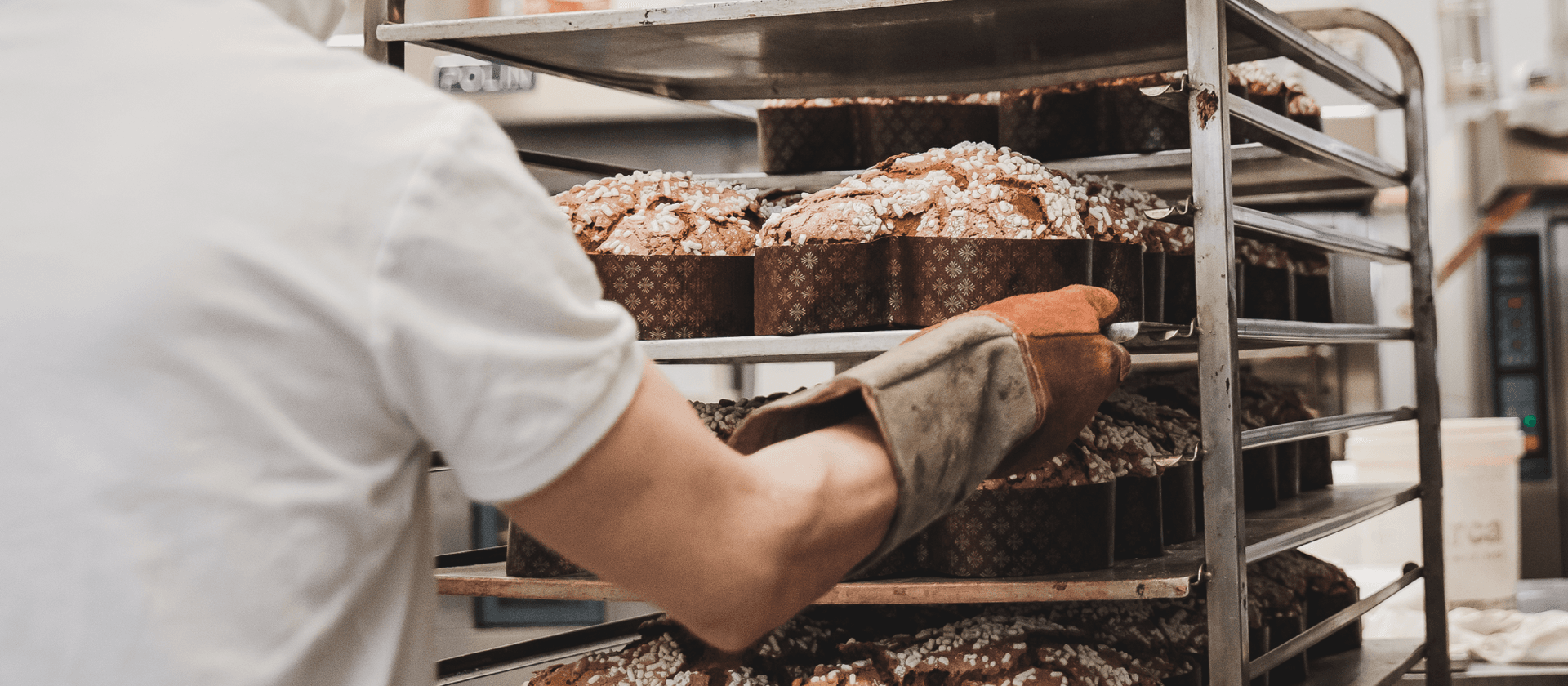 Panettoni sur leurs grilles dans l'atelier de la Pasticceria Giotto